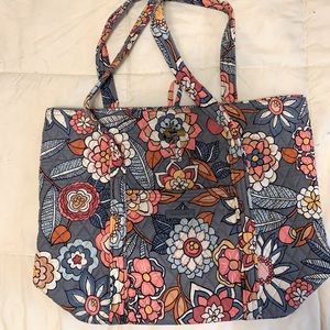 Vera Bradley discontinued Nomadic Floral tote bag